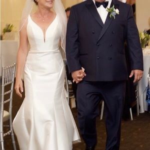 Mermaid style wedding gown imported from Australia. Size 6ish